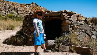 Turista en ruta hacia la cima de la Fortaleza de Chimpa, Arequipa