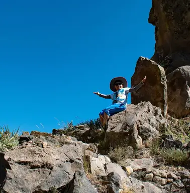 Turista entre andenes y montañas en la Fortaleza de Chimpa